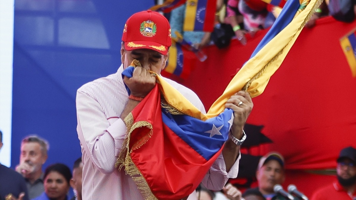 Maduro asegura estar «bien y firme» y llama al diálogo en Venezuela
