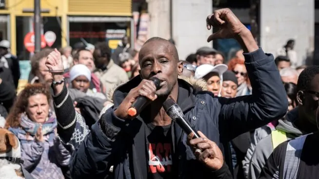 Mbaye denunciará a los agentes que lo detuvieron por «racismo» y «violencia policial»