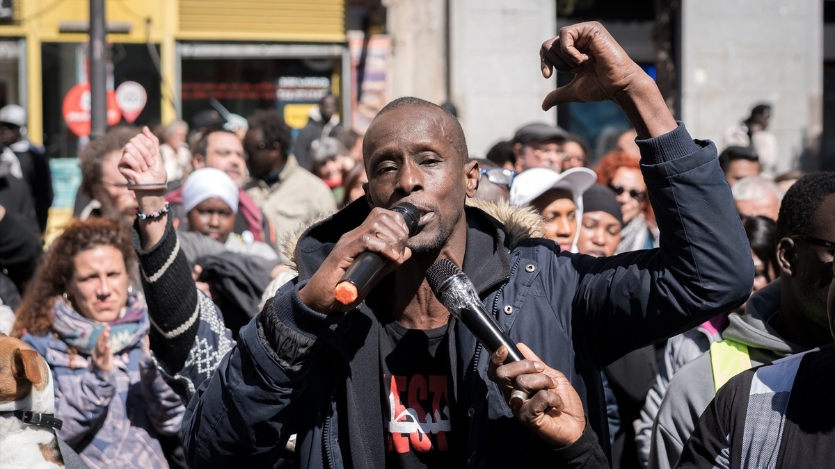 Mbaye denunciará a los agentes que lo detuvieron por «racismo» y «violencia policial»