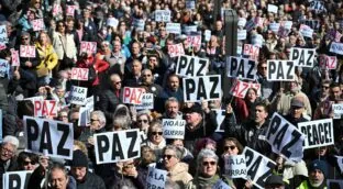 Miles de personas piden 'parar la guerra' junto a personalidades de la política y cultura