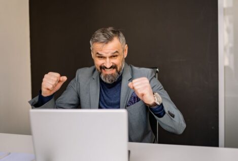 Adiós al debate: si el coche de tu vecino invade tu plaza de garaje, la Ley te da la razón para exigirle que no pise la línea