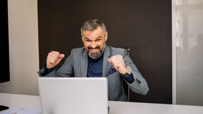 Adiós al debate: si el coche de tu vecino invade tu plaza de garaje, la Ley te da la razón para exigirle que no pise la línea