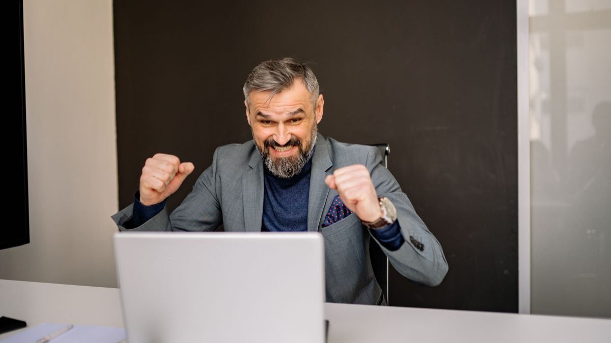 Adiós al debate: si el coche de tu vecino invade tu plaza de garaje, la Ley te da la razón para exigirle que no pise la línea