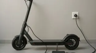 Adiós a cargar el patinete eléctrico en el garaje: la Ley de Propiedad Horizontal lo prohíbe si usas un enchufe de la comunidad