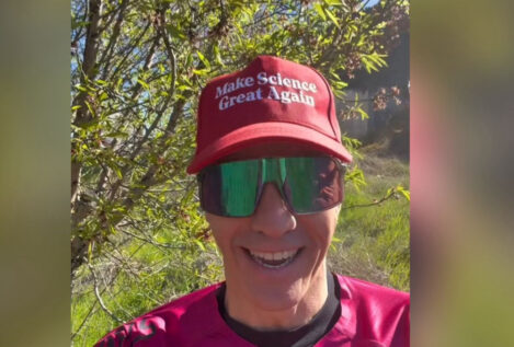 Sánchez presume de gorra 'al estilo Trump' a favor de la ciencia pero invierte el 1,5% del PIB