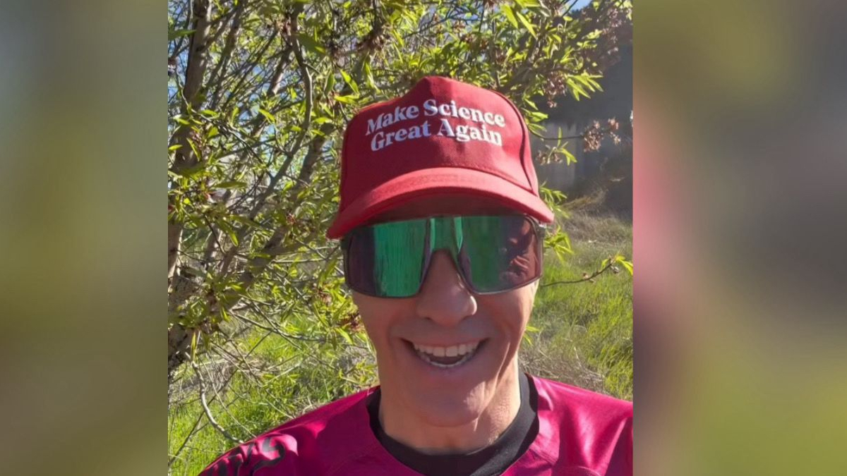 Sánchez presume de gorra ‘al estilo Trump’ a favor de la ciencia pero invierte el 1,5% del PIB