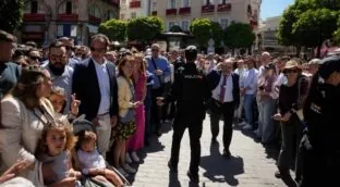 Un incendio en un bar en Sevilla provoca el cambio de recorrido de La Borriquita