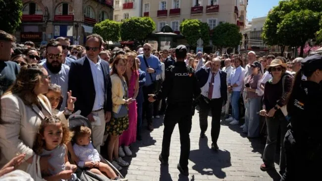 Un incendio en un bar provoca el cambio de recorrido de La Borriquita de Sevilla