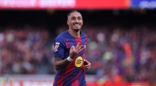 Raphinha firma un 'hat-trick' y el Barça golea al Sevilla para reforzar su liderato