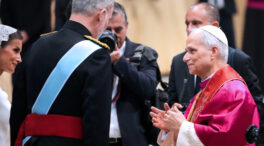 Ayuso, Sánchez y Almeida pugnan por albergar a los periodistas que cubrirán la visita del Papa