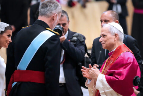 Ayuso, Sánchez y Almeida pugnan por albergar a los periodistas que cubrirán la visita del Papa