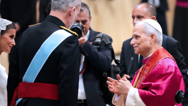 Ayuso, Sánchez y Almeida pugnan por albergar a los periodistas que cubrirán la visita del Papa