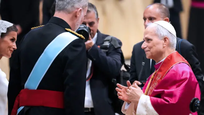 Ayuso, Sánchez y Almeida pugnan por albergar a los periodistas que cubrirán la visita del Papa