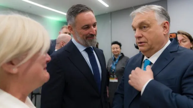 Abascal acusa a Sánchez de usar la situación internacional para perpetuarse en el poder