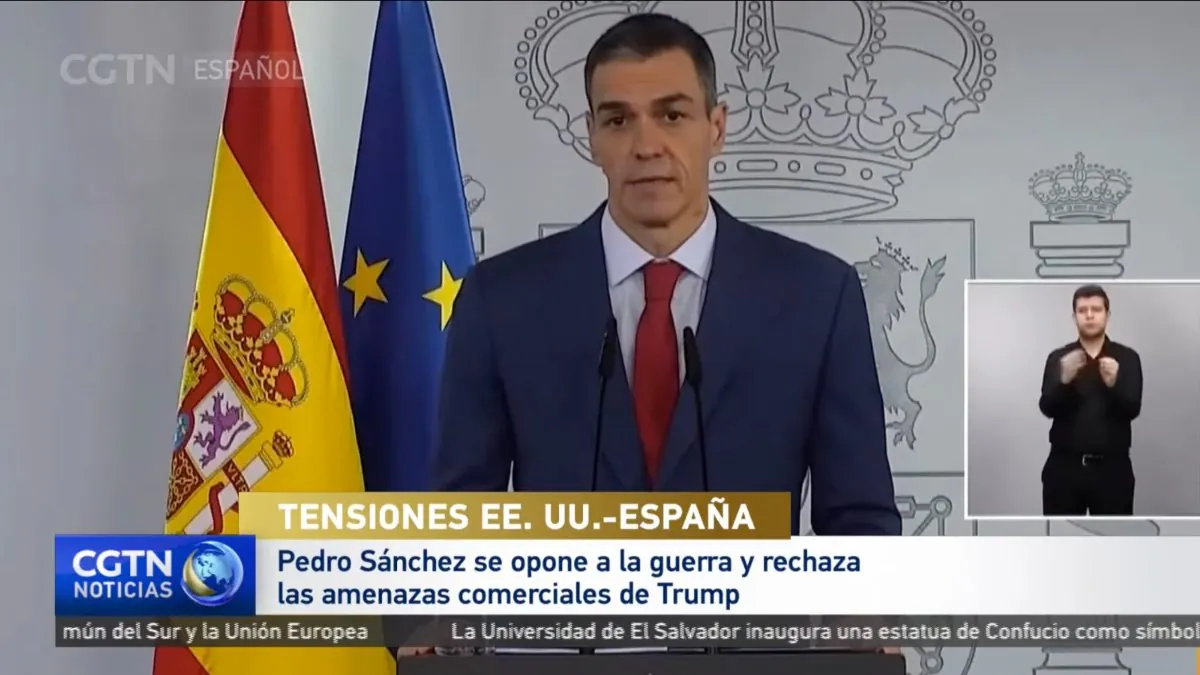 El telediario chino que emite el canal de Iglesias celebra el «no a la guerra» de Sánchez