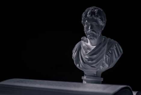 Séneca, filósofo, ya lo advirtió a sus 69 años: «Si quieres hallar la verdadera felicidad, no la busques en lo grande, sino en la simplicidad»