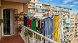 El artículo 7.1 de la Ley de Propiedad Horizontal lo confirma: si tiendes la ropa en el balcón te podrían obligar a retirarla