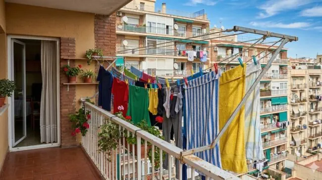 El artículo 7.1 de la Ley de Propiedad Horizontal lo confirma: si tiendes la ropa en el balcón te podrían obligar a retirarla