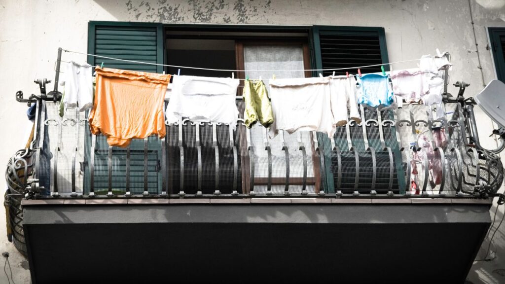 Ropa tendida en un balcón 