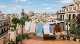 Confirmado: la LPH te prohíbe subir a tomar el sol o tender la ropa en la azotea de tu edificio si no está en los estatutos
