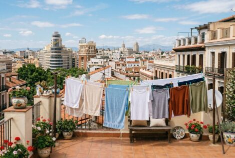 Confirmado: la LPH te prohíbe subir a tomar el sol o tender la ropa en la azotea de tu edificio si no está en los estatutos