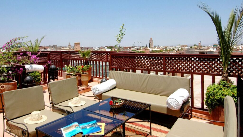 Sillones al sol en la terraza comunitaria 