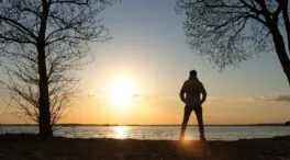 Thomas Hobbes, filósofo, lo advirtió en 1651: «La felicidad es un continuo progreso de los deseos y no la serenidad de una mente satisfecha»