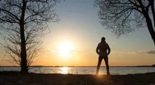 Thomas Hobbes, filósofo, lo advirtió en 1651: «La felicidad es un continuo progreso de los deseos y no la serenidad de una mente satisfecha»