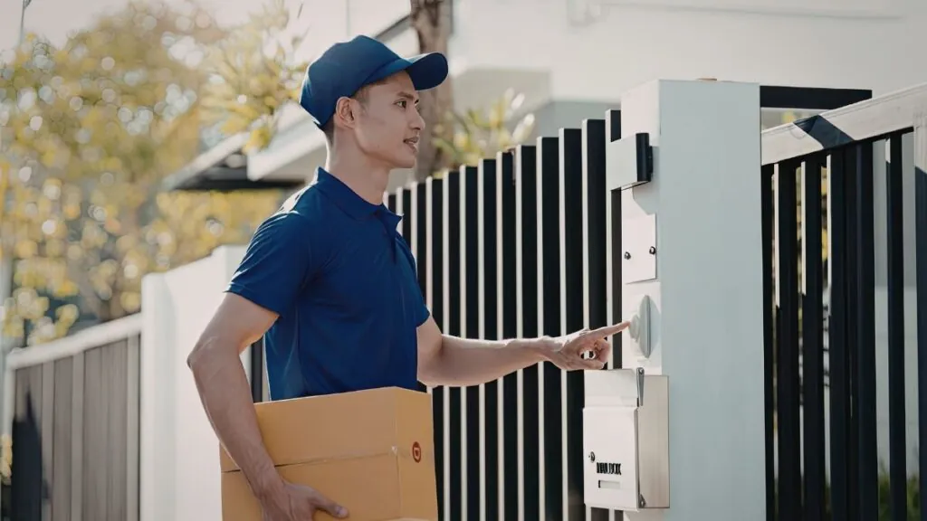 Repartidor llamando a un timbre inteligente 