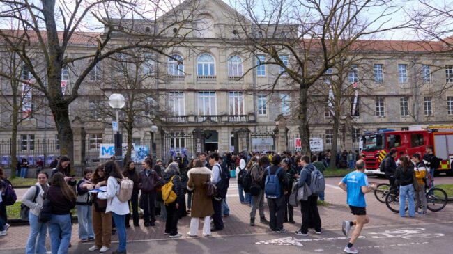 Lanzan botes de humo en varias facultades de la Universidad del País Vasco