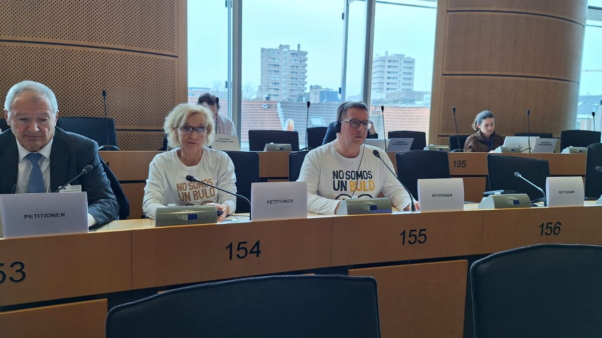 El PSOE desprecia a las víctimas de okupación en Bruselas y se marcha antes de que hablen