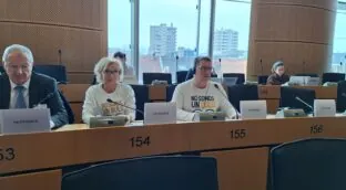 El PSOE desprecia a las víctimas de okupación en Bruselas y se marcha antes de que hablen