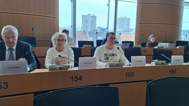 El PSOE desprecia a las víctimas de okupación en Bruselas y se marcha antes de que hablen