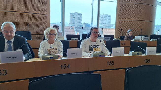 El PSOE desprecia a las víctimas de okupación en Bruselas y se marcha antes de que hablen