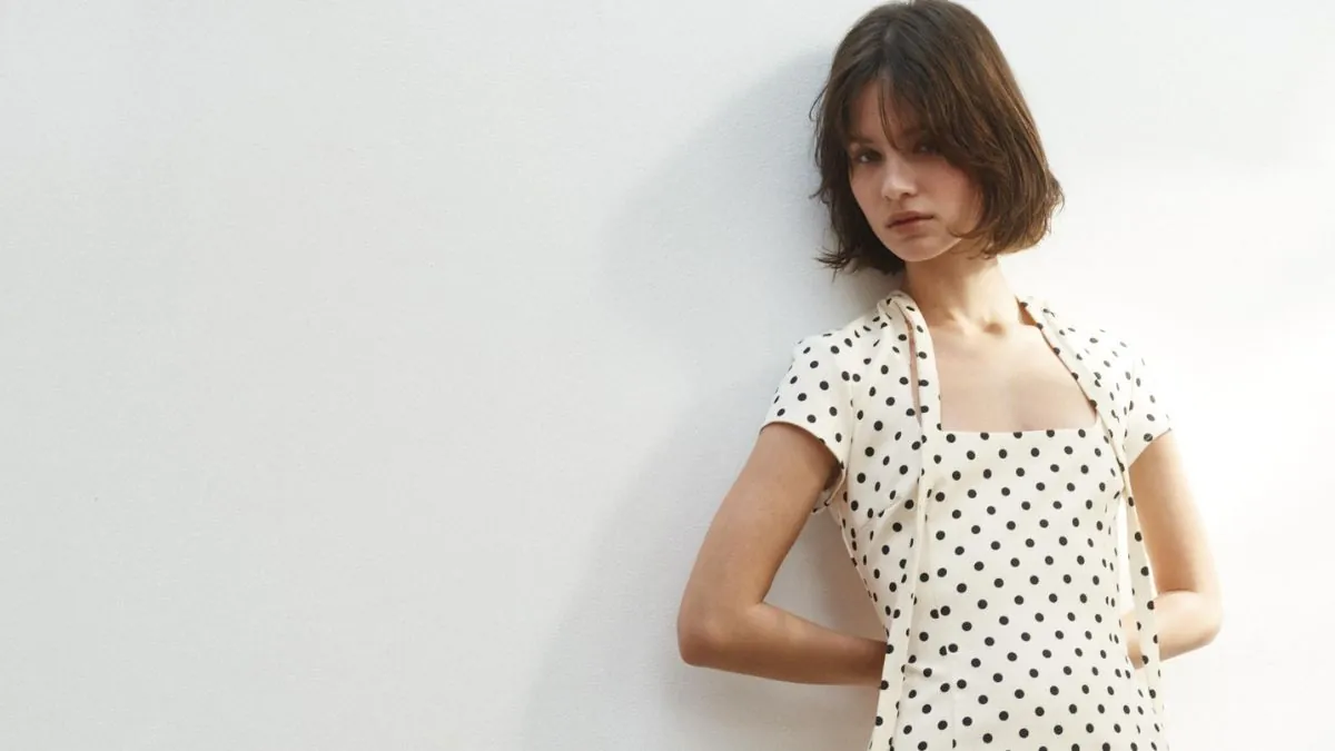 Adiós a los vestidos fruncidos: llegan a Zara y Mango los 10 vestidos para acertar esta Semana Santa combinándolos con botas altas