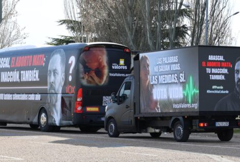 Hazte Oír dobla su apuesta contra Vox por el aborto y fleta autobuses con la cara de Abascal