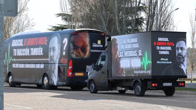 Hazte Oír dobla su apuesta contra Vox por el aborto y fleta autobuses con la cara de Abascal