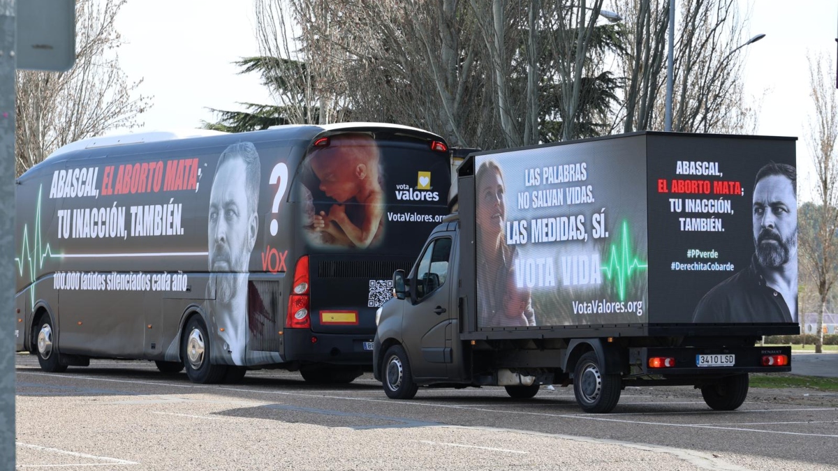 Hazte Oír dobla su apuesta contra Vox por el aborto y fleta autobuses con la cara de Abascal