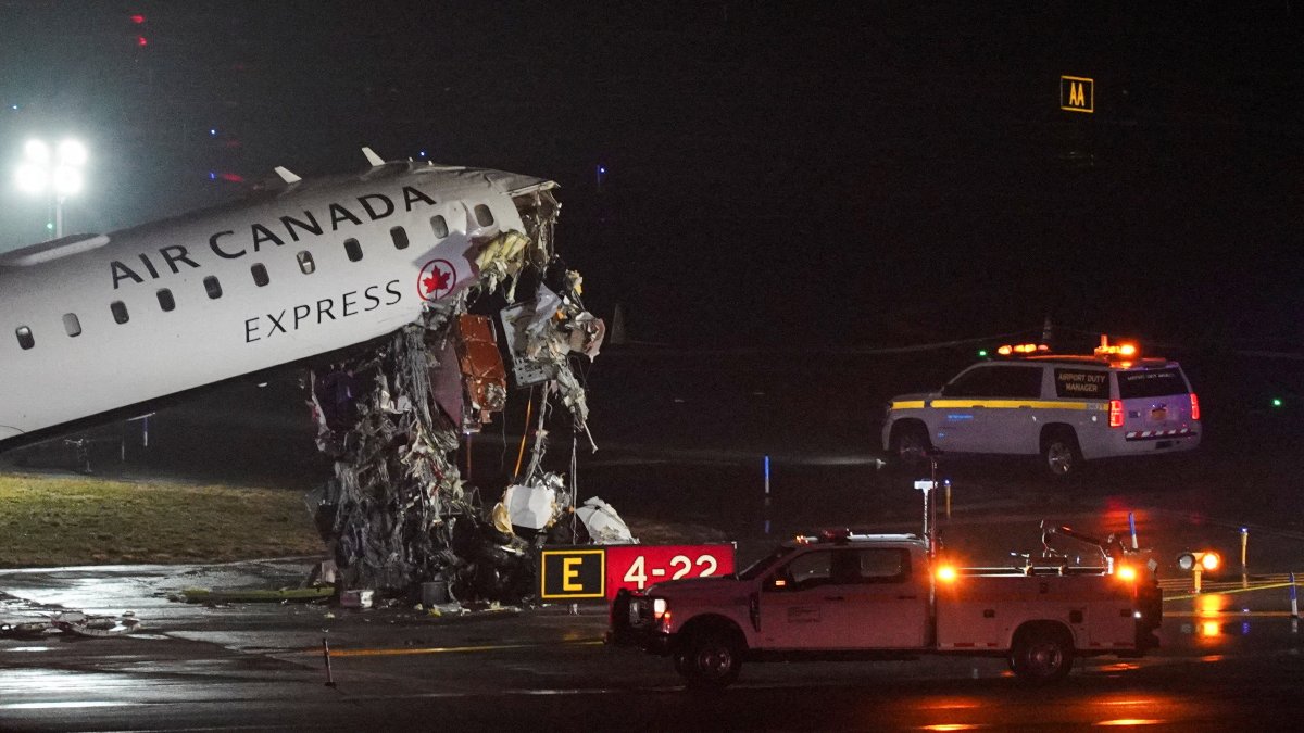 Dos muertos tras chocar un avión contra un camión en un aeropuerto de Nueva York