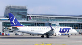 Detenido un español en Varsovia tras agredir a la tripulación de un avión y huir por el tobogán