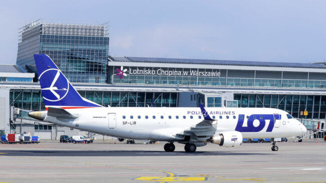 Detenido un español en Varsovia tras agredir a la tripulación de un avión y huir por el tobogán