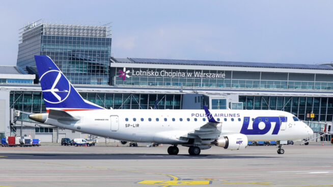 Detenido un español en Varsovia tras agredir a la tripulación de un avión y huir por el tobogán