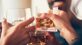 ¿Por qué algunas personas prefieren el alcohol a socializar? Una parte del cerebro responsable