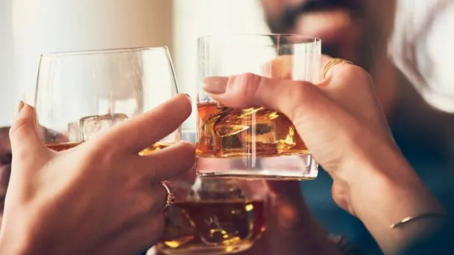 ¿Por qué algunas personas prefieren el alcohol a socializar? Una parte del cerebro responsable