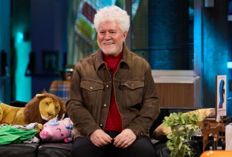Almodóvar se confiesa: su infancia, su 'doble vida' entre Telefónica y los excesos, su casa de 400 metros en Madrid y obras de Picasso y Dalí