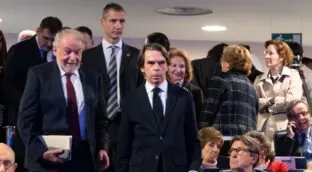 Aznar pide a los españoles que «reflexionen» y den al PP una «mayoría plural» para gobernar