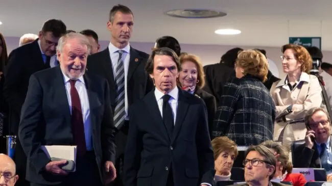 Aznar pide que los españoles «reflexionen» y una «mayoría plural» ante la plana mayor del PP