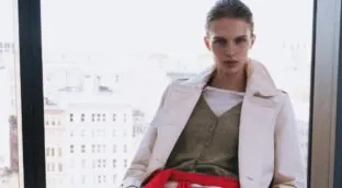 Adiós a las 'sneakerinas': las bailarinas rojas de Zara que dominarán esta primavera y que podrás ponerte para ir a la oficina