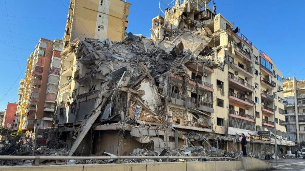 Un hombre permanece cerca de un edificio dañado tras los ataques israelíes en los suburbios del sur de Beirut este miércoles