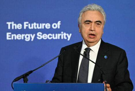 Treinta países firman la mayor liberación de reservas de petróleo de la historia